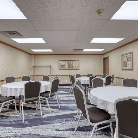 Comfort Suites Appleton Airport Экстерьер фото