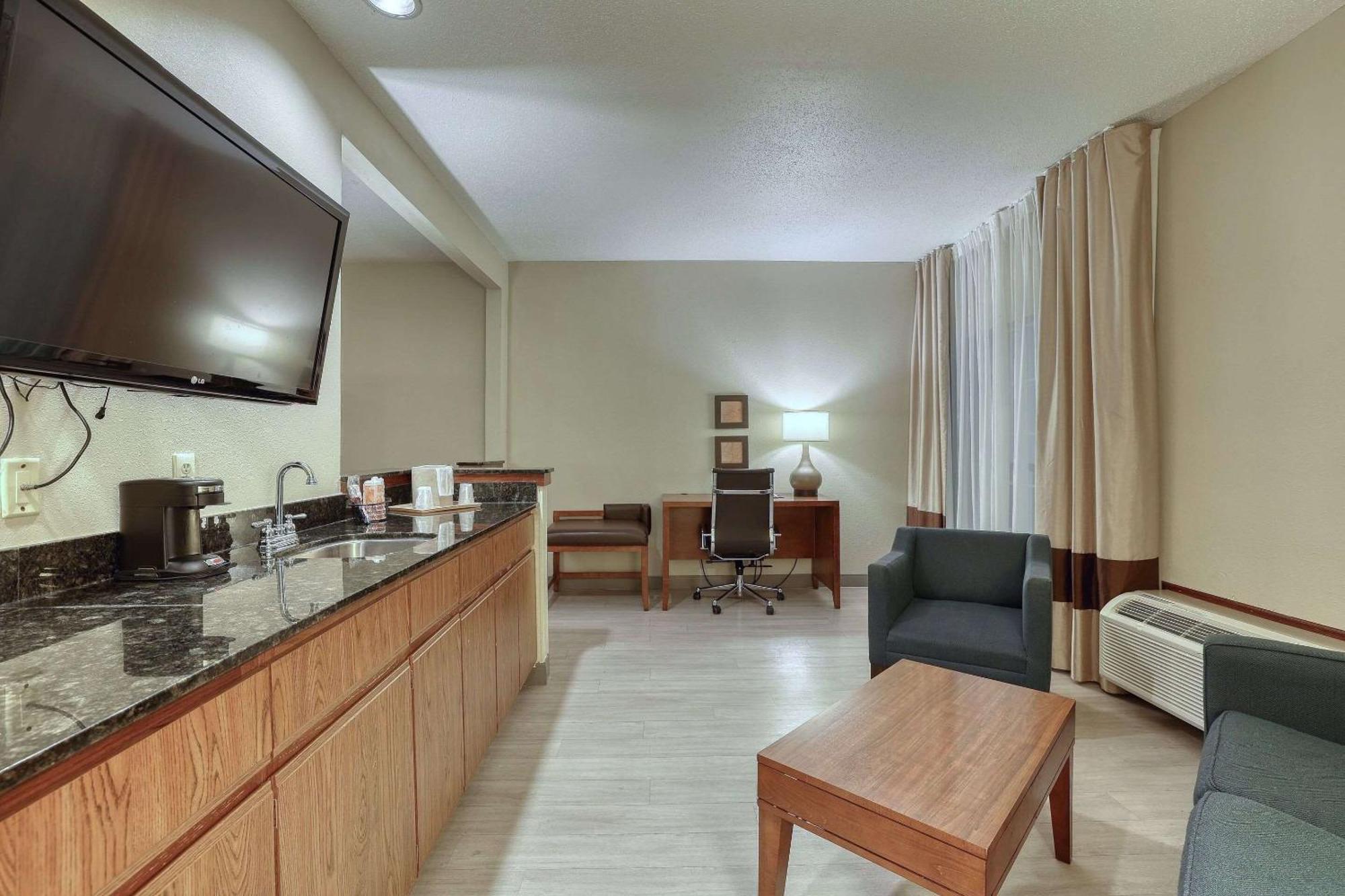 Comfort Suites Appleton Airport Экстерьер фото
