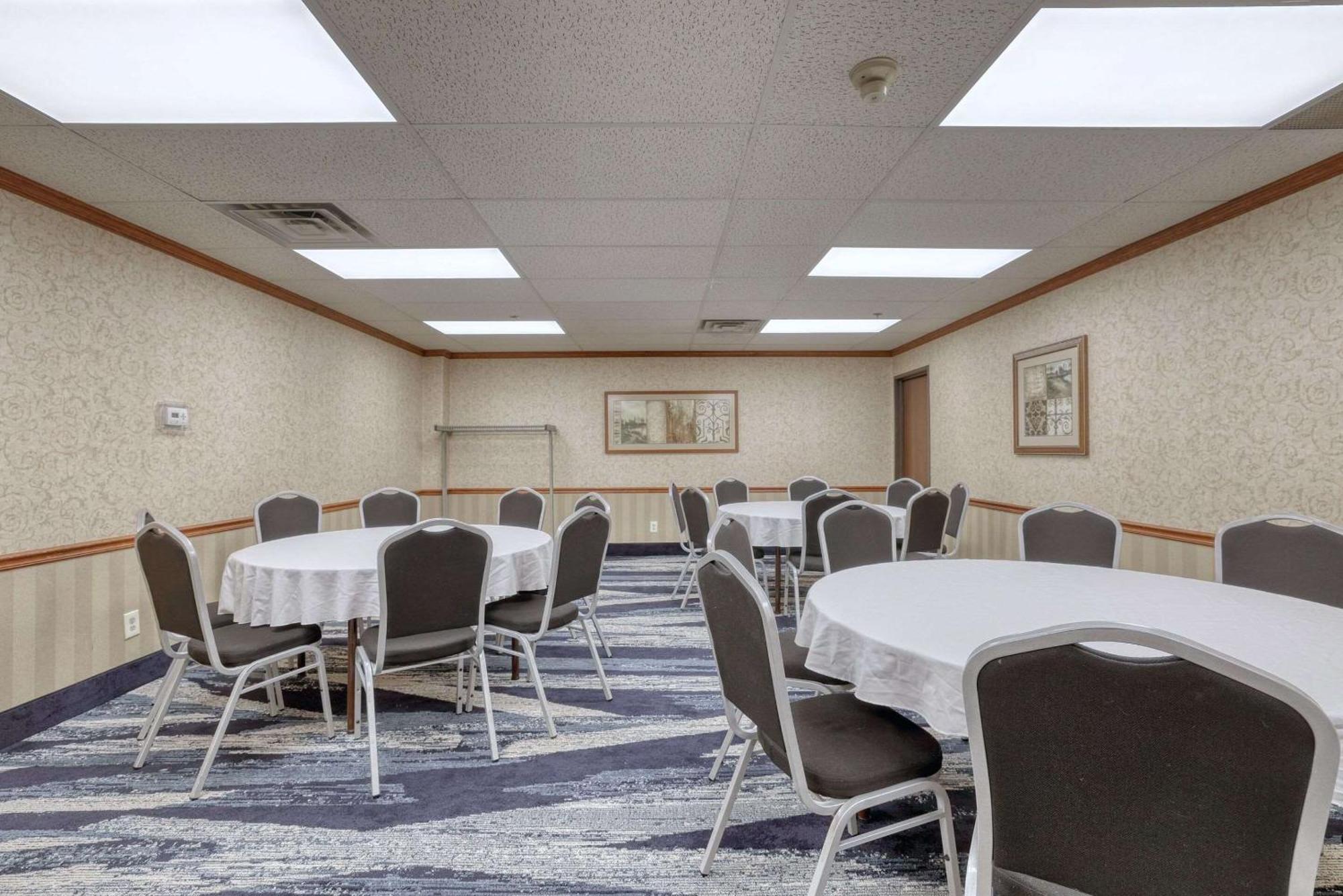 Comfort Suites Appleton Airport Экстерьер фото
