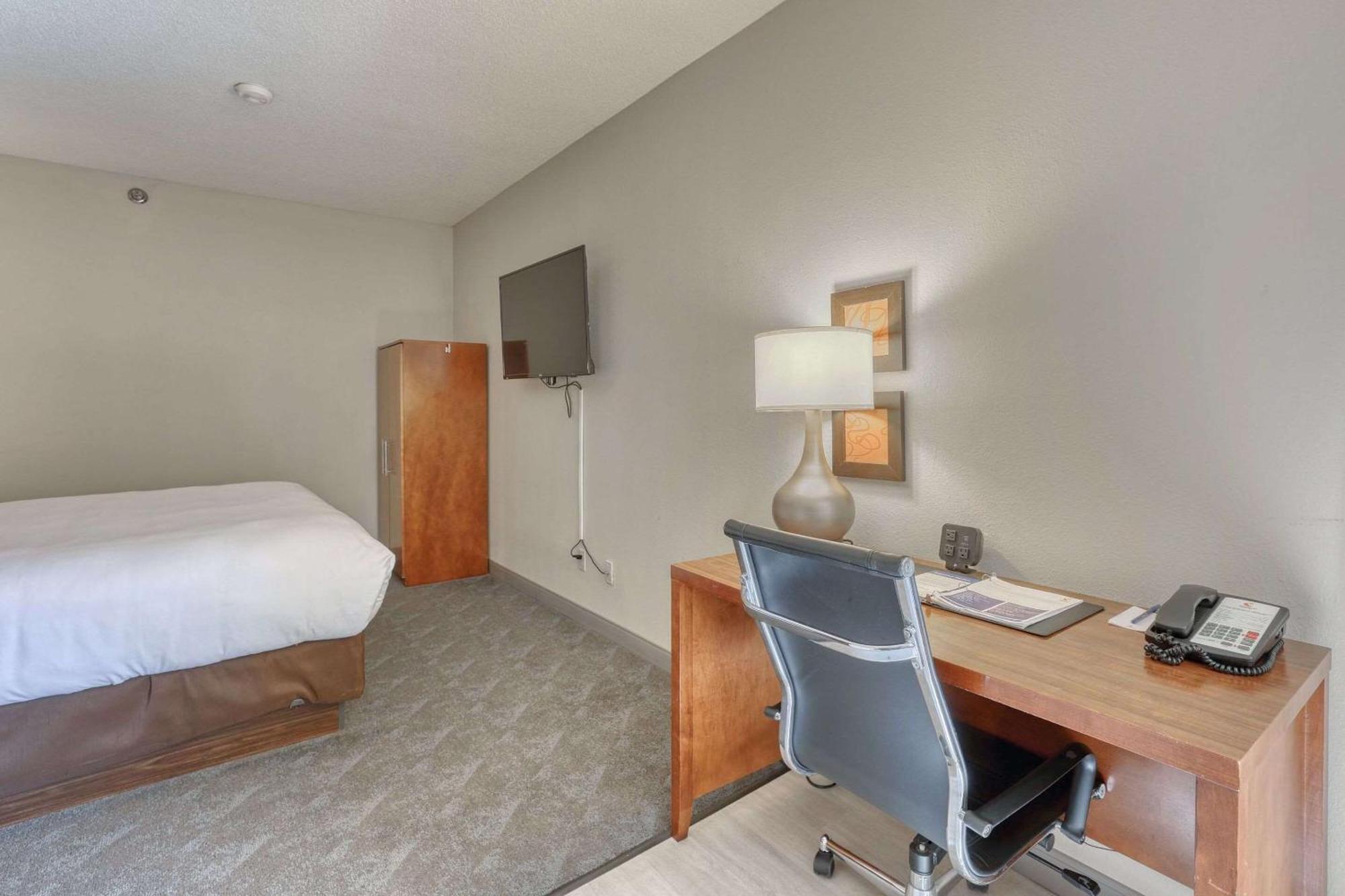 Comfort Suites Appleton Airport Экстерьер фото
